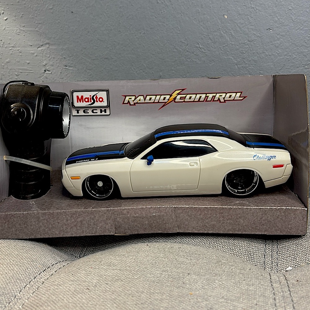 Maisto Tech 2006 Dodge Challenger Concept radio control (remote control)